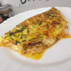 OMELETE FRANGO C/ CEBOLA CARAMELIZADA, PIMENTA BIQUINHO E QUEIJO