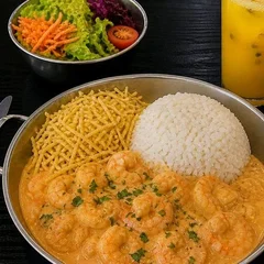 Strogonoff de Camarão com batata palha.