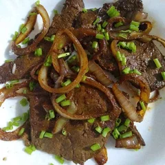 BIFE DE FÍGADO ACEBOLADO