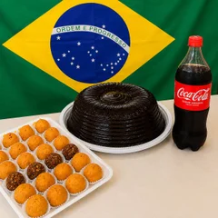 Combo Copa dos Deuses (Bolo Peq. Deuses, 50 salgadinhos, , Coca-Cola 2l)