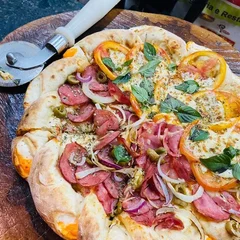 2 Pizzas Grandes + Mate couro ou kuat 2L