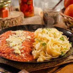 FILÉ DE FRANGO A PARMEGIANA C/ TALHARIM ALHO E ÓLEO (2 PESSOAS)