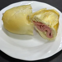 Pão Francês com manteiga e mortadela