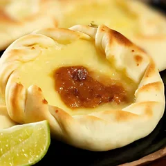 Esfiha - Esfiha Aberta de Queijo com Damasco ( Serve 1 Pessoa )