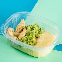 Isca de frango acebolado com purê de batata e brócolis
