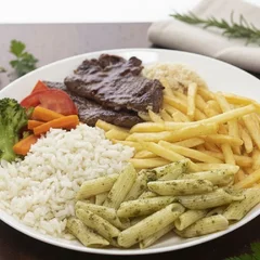 Bife Grelhado, Arroz, Feijão, Espaguete e Farofa