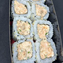 Uramaki salmão grelhado - 04 peças