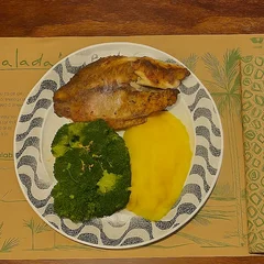 Filé Peixe Branco com Purê de Batata Baroa, Brócolis e Molho de Ervas