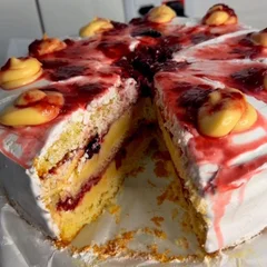 FATIA DE BOLO DE FRUTAS VERMELHAS 