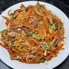 Yakisoba Misto (Carne e Frango)