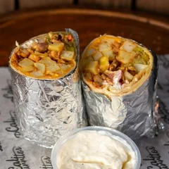 Cali Chicken Burrito (Frango marinado e base de batata frita)