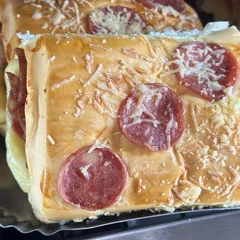 Salgado assado de calabresa