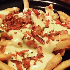 Fritas com queijo e bacon