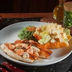 Filé de Tilápia Empanado + Molho Belle Meuniere | 2 Acompanhamentos  