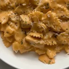 MACARRÃO GRAVATINHA AO MOLHO CREMOSO DE FRANGO