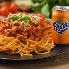 Macarrão à Bolonhesa + Fanta Lata