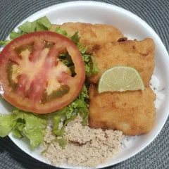 FILÉ PEIXE EMPANADO C/ ACOMPANHAMENTOS 