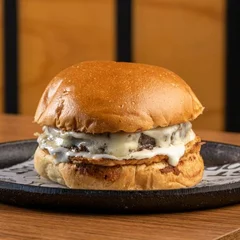 Burger - Zezinho: Pão Brioche, bife 110g,Duplo Queijo Mussarela e Molho Especial