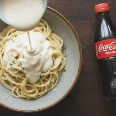Macarrão ao Molho de Queijos + Coca Cola Mini