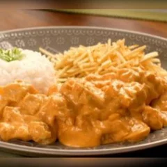 Strogonoff Especial de Frango Premium com Arroz e Batata Palha (Serve 1 Pessoa)