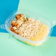Filé de sobrecoxa assada com arroz integral e creme de milho
