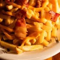 Porção de batata com molho cheddar e bacon 400g