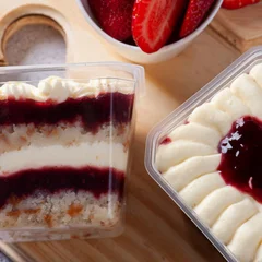 Bolo de pote 250g - Ninho com geleia de morangos