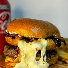 Burger Mega Cheese + Batata + Coca Cola Grátis
