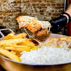 FILÉ DE FRANGO A PARMEGIANA
