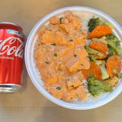 Strogonoff Frango & Purê + lata Coca normal + R$ 14,99 leve outra marmitex