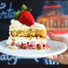 Fatia Torta Leite Ninho com Morango