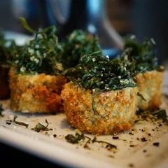 Mini hot Crispy Couve com molho Spicy Mayo  (8 unidades)