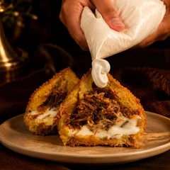Mega Coxinha Crocante De Costela Com Requeijão Cremoso