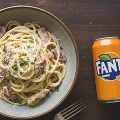 Macarrão ao Molho Branco com Bacon + Fanta Lata