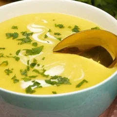 Caldo de mandioquinha com frango desfiado