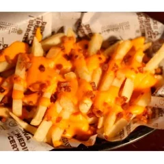 Fritas com queijo e cheddar