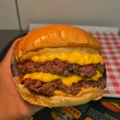 Falésia (Dois hamburgueres 120g, Cheddar da Gastrô e Molho do Chef)