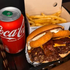 Combo - Lanche Colosso + Fritas + Coca-Cola Grátis (Serve Bem 1 Pessoa)