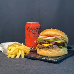 Resort + Coca Cola Lata zero 220ml & Fritas +  R$ 18,99 leve outro burger 