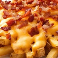 BATATA FRITA COM BACON E CHEDDAR E CATUPIRY