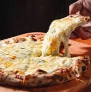 TRES QUEIJOS PIZZA 4 FATIAS