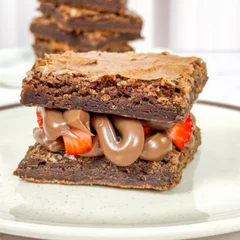 Sanduíche de brownie brigadeiro c/ morango