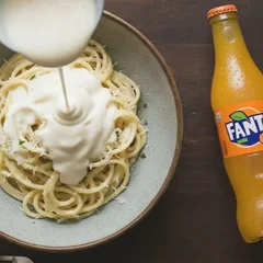 Macarrão ao Molho de Queijos + Fanta Mini