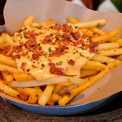 Fritas com molho de cheddar e farofa de bacon