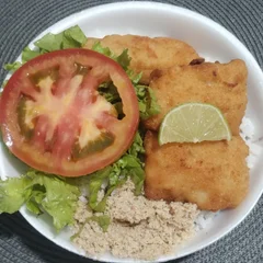 FILÉ DE PEIXE COM ARROZ, FEIJÃO E FAROFA
