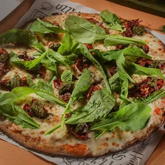 Pizza Fit de Tomate Seco c/ Rúcula ao Pesto de Manjericão | Pizza Saudável