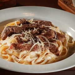 Macarrão Fettuccine Alfredo com Baby Beef | Prato Completo