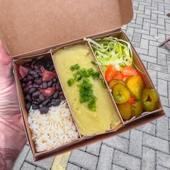 Marmita bolonhesa com purê 