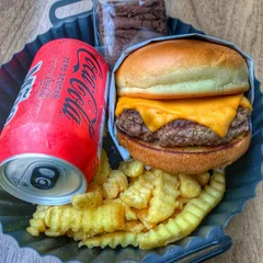 O P.C.C  (Pão Carne Queijo ) + Batata + Bebida + Sobremesa