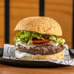 Burger Zé Salada: Pão Gergelim, Bife 180g, Duplo Mussarela, Salada e Molho